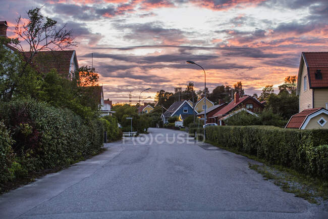 Suburban street at the sunset — Photo de stock