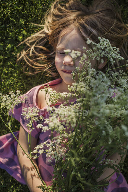 Girl holding bouquet of Queen Anne's Lace flowers - foto de stock