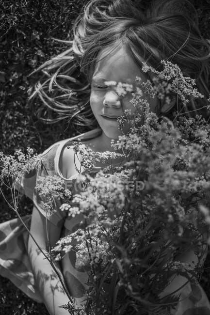 Chica sosteniendo ramo de flores de encaje de la reina Ana - foto de stock