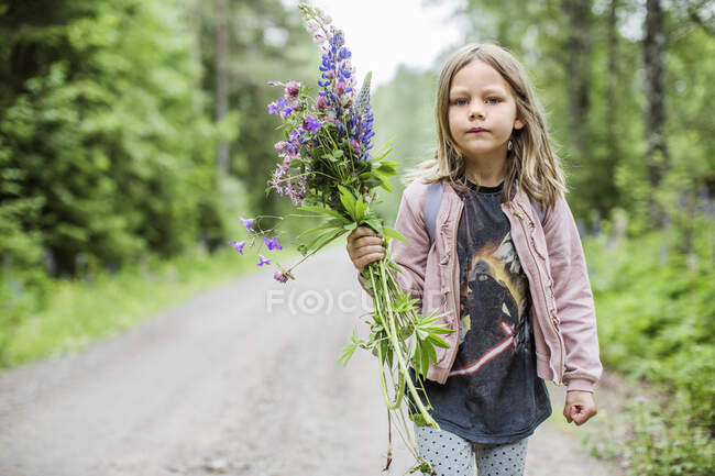 Menina segurando buquê de flores — Fotografia de Stock