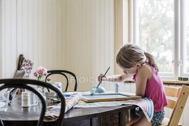 Mädchen malen am Esstisch — Stockfoto