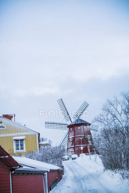 Snow on road to windmill in Strangnas, Sweden — Photo de stock