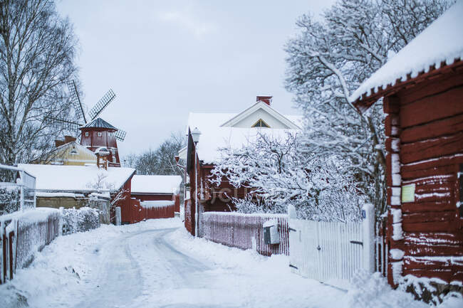 Maisons dans la neige à Strangnas, Suède — Photo de stock