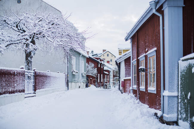 Case nella neve in Strangnas, Svezia — Foto stock