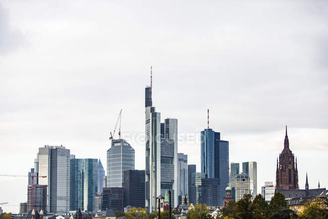 Cityscape and skyscrapers in Frankfurt, Germany — Photo de stock