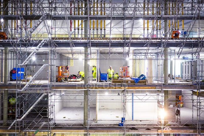 Trabajadores de andamios en obra - foto de stock