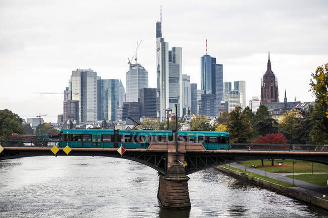 Paesaggio urbano e grattacieli a Francoforte, Germania — Foto stock
