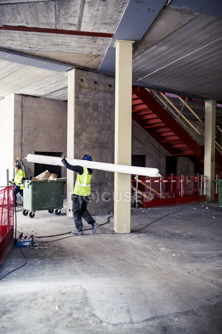 Workers at a construction site — Stock Photo