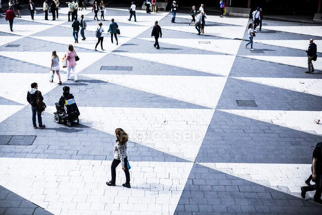 Des piétons marchent à Sergels Torg, Stockholm, Suède — Photo de stock