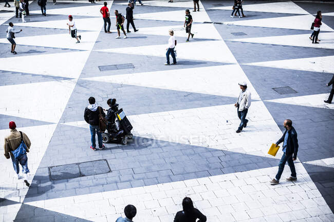Пешеходы в Sergels Torg, Стокгольм, Швеция — стоковое фото