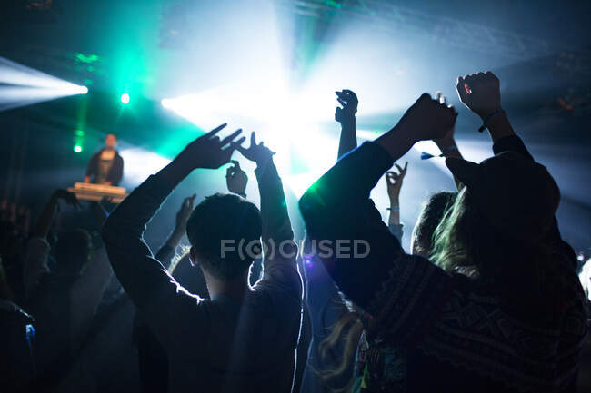 Silhouette of people dancing at concert — Stock Photo