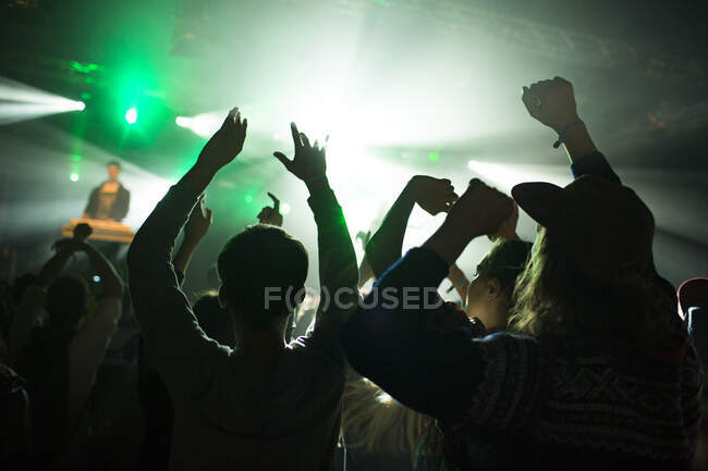Silhouette de personnes dansant au concert — Photo de stock