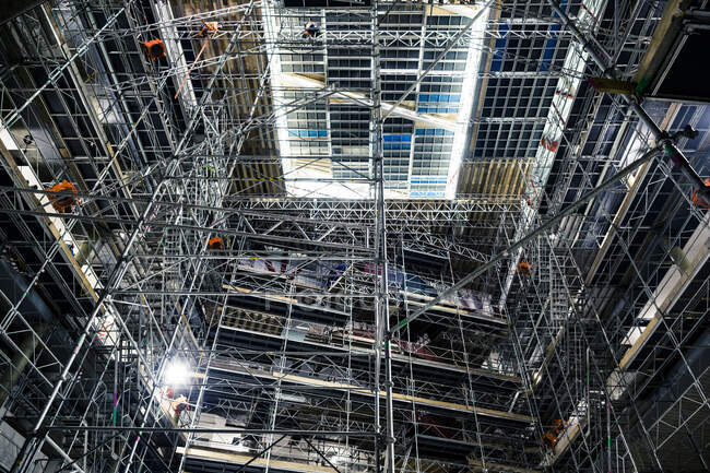 Low angle view of scaffolding at construction site — Photo de stock