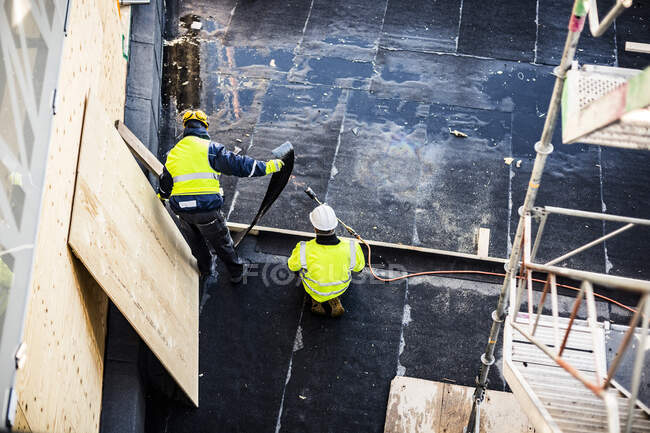 Hohe Sicht auf Arbeiter auf der Baustelle — Stockfoto