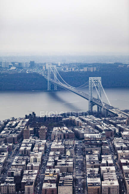Puente sobre río y paisaje urbano de Nueva York, EE.UU. - foto de stock