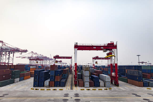 Cargo and shipping containers at port — Stock Photo