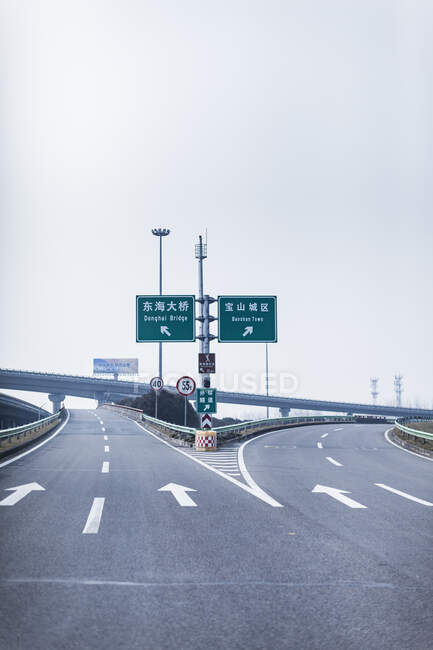 Autopista con destinos de viaje en Shanghai, China - foto de stock