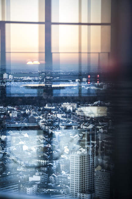 Paesaggio urbano attraverso la finestra di Francoforte, Germania — Foto stock