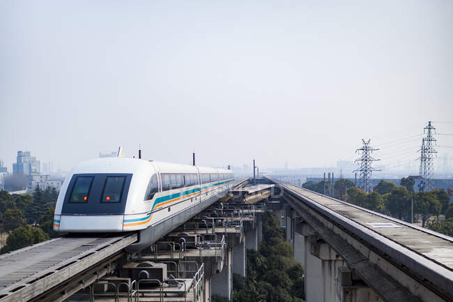 Tren de transporte público en Shanghai, China - foto de stock