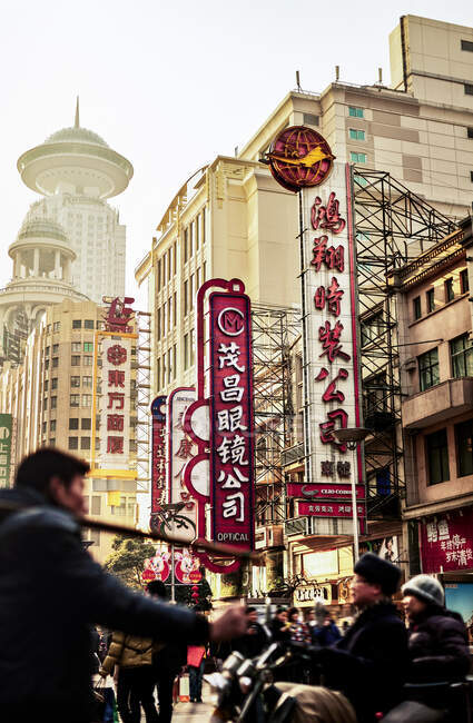 Pedonale in strada a Shanghai, Cina — Foto stock