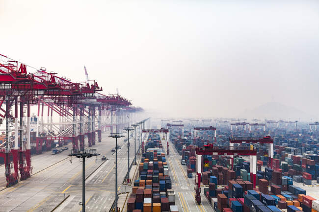 Shipping containers at port in Shanghai, China - foto de stock