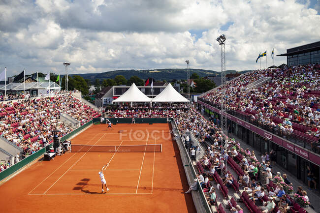 Zuschauer verfolgen Match auf Tennisplatz — Stockfoto