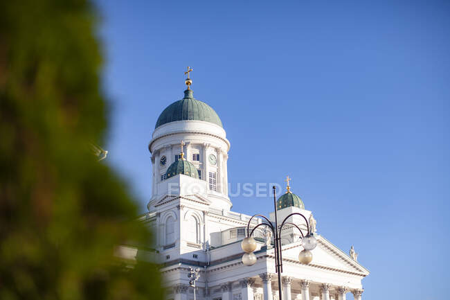 Kirche bei klarem Himmel in Helsinki, Finnland — Stockfoto