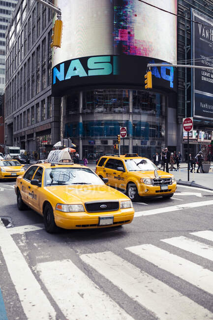 Такси на улице в Нью-Йорке, США — стоковое фото
