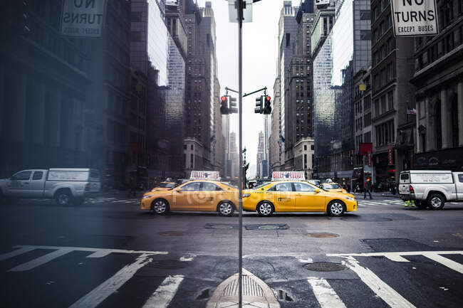 Taxi on street en Nueva York, Estados Unidos - foto de stock