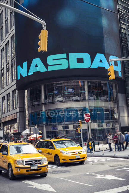 Taxis auf der Straße in New York, USA — Stockfoto