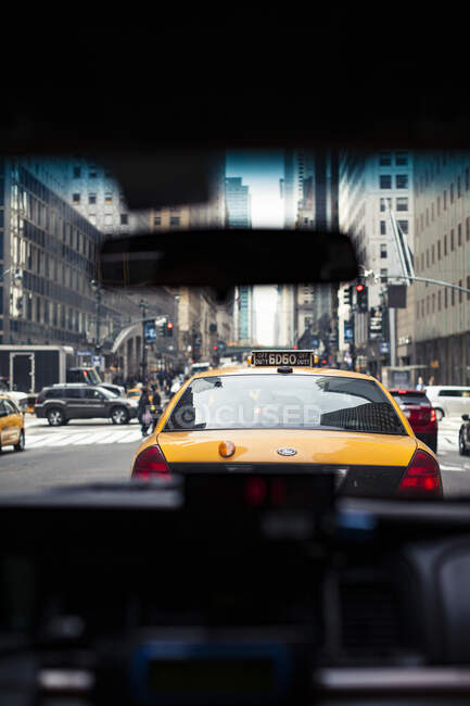 Táxi dirigindo na rua em Nova York, EUA — Fotografia de Stock