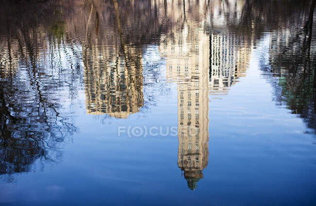 Reflection on building in lake — Photo de stock