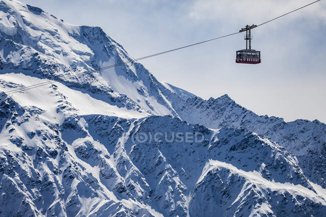 Teleférico e montanha nevada em Chamonix, França — Fotografia de Stock