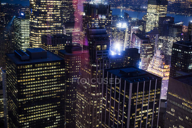 Освітлені хмарочоси в Нью - Йорку (США). — стокове фото