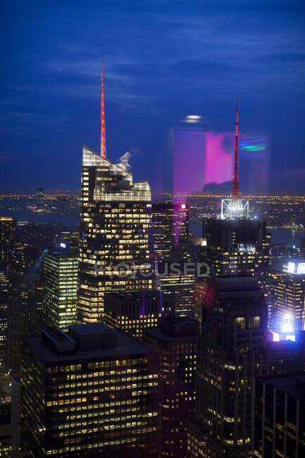 Gratte-ciel éclairés à New York, États-Unis — Photo de stock
