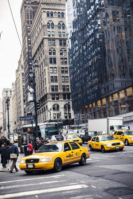 Taxis en la calle en Nueva York, Estados Unidos - foto de stock