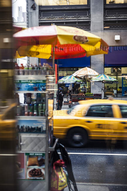 Taxi on street in New York, USA — Stockfoto