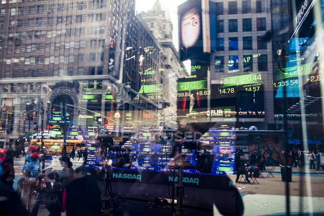 Reflection of stock market display in window and city street — Fotografia de Stock