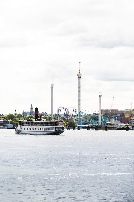 Barco turístico e Grona Lund em Estocolmo, Suécia — Fotografia de Stock