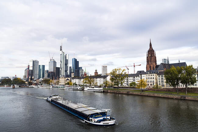 Лодка на реке Дунай во Франкфурте, Германия — стоковое фото
