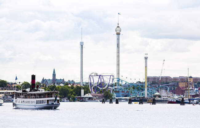 Туристическая лодка и Grona Lund в Стокгольме, Швеция — стоковое фото