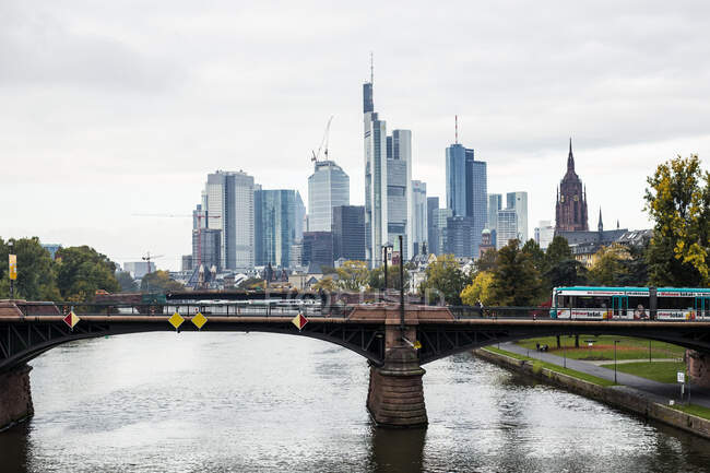 Puente y rascacielos en Frankfurt, Alemania - foto de stock