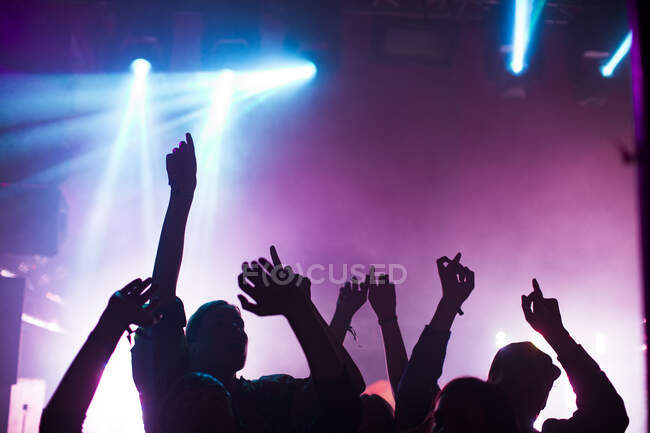 Silhouette of people dancing at concert — Stock Photo