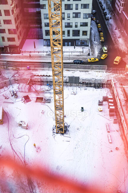 Vista de alto ângulo de guindaste e neve no local de construção — Fotografia de Stock