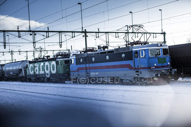 Train at railway station during winter — Stockfoto