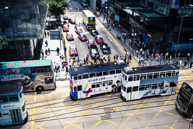 Vista de ángulo alto de autobuses de dos pisos en la calle de Hong Kong - foto de stock