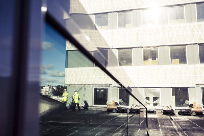 Corrimão de vidro no local de construção — Fotografia de Stock