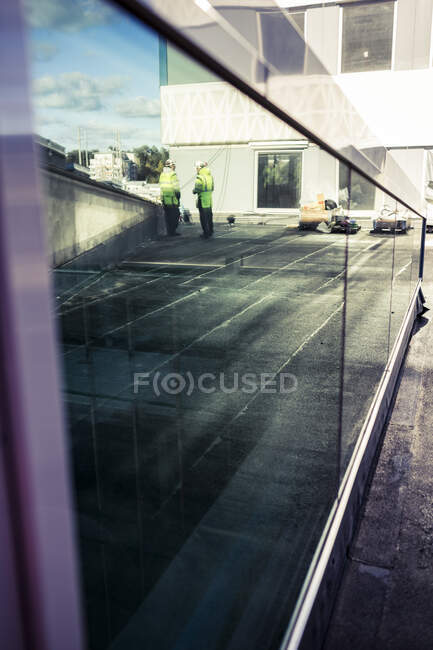 Glass railing at construction site — Photo de stock