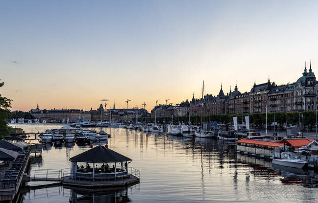 Marina al atardecer en Estocolmo, Suecia - foto de stock