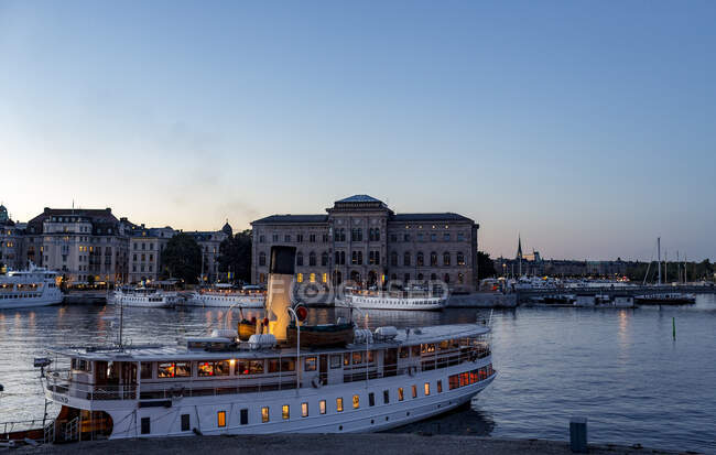 Лодка в пристани для яхт Стокгольма, Швеция — стоковое фото